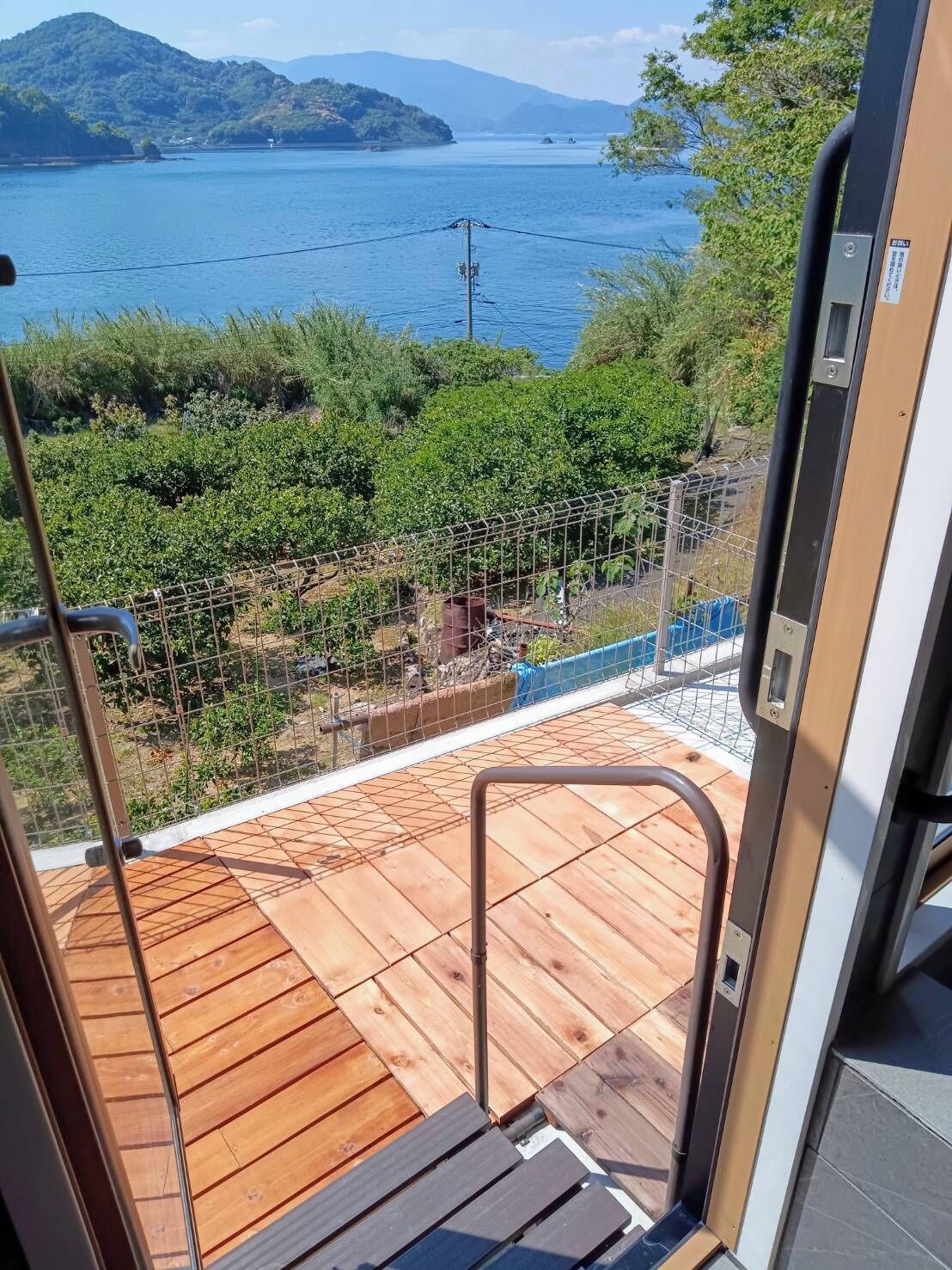 モダンジャパンハウス禁煙 オーシャンビュー B, ペット可 | バスルームの設備 | シャワー付き浴槽、深めの浴槽、レインフォールシャワー、環境にやさしいバスアメニティ