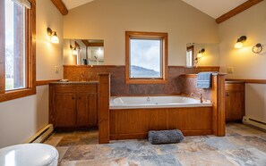 Shower, hair dryer, towels - Southfork Sky-Pet Friendly, Unobstructed Mountain and Lake Views (Cody)