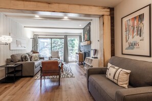 TV, fireplace, DVD player - Fully Renovated! St Anton #17 Ski in Ski Out 1 Bedroom 1 Bathroom Condo! Sleeps up to 4! (Mammoth Lakes)