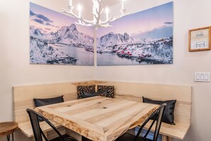 Dining - Fully Renovated! St Anton #17 Ski in Ski Out 1 Bedroom 1 Bathroom Condo!  Sleeps up to 4! (Mammoth Lakes)