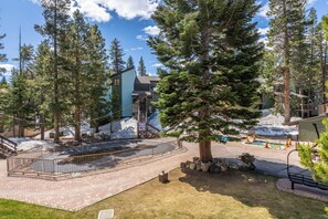 Property grounds - Fully Renovated! St Anton #17 Ski in Ski Out 1 Bedroom 1 Bathroom Condo! Sleeps up to 4! (Mammoth Lakes)