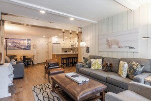 TV, fireplace, DVD player - Fully Renovated! St Anton #17 Ski in Ski Out 1 Bedroom 1 Bathroom Condo! Sleeps up to 4! (Mammoth Lakes)