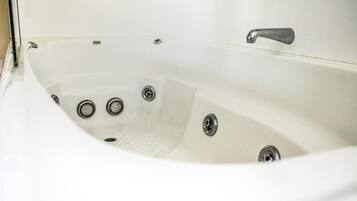 Family Apartment, 2 Bedrooms | Bathroom