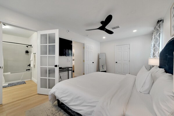 3 habitaciones, escritorio, tabla de planchar con plancha y wifi gratis