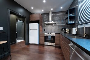 冷蔵庫、電子レンジ、オーブン、コンロ