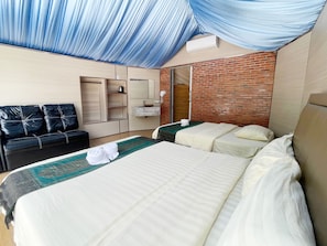 Deluxe Triple Room | 1 bedroom, free WiFi, bed sheets