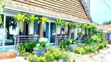 Traditional Room | Terrace/patio