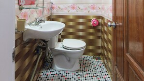 A bathroom with a toilet, sink, and shower. - Sapa Happy Hotel (Sa Pa)