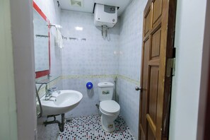 دُش غزير، مجففات شعر، خف للقدمين، مراحيض شطف