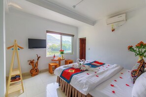Premium bedding, down duvets, pillow-top beds, in-room safe - Sapa Happy Hotel (Sa Pa)