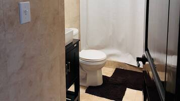 Pyyhkeet, saippua, sampoo, vessapaperi