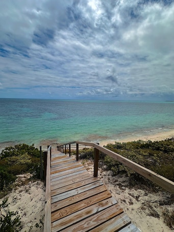 Beach. Escape to Serenity: Charming One Bedroom Villa with Private Beach Access!