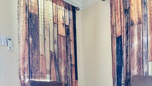 Un salon moderne avec deux fauteuils et une table basse en bois.