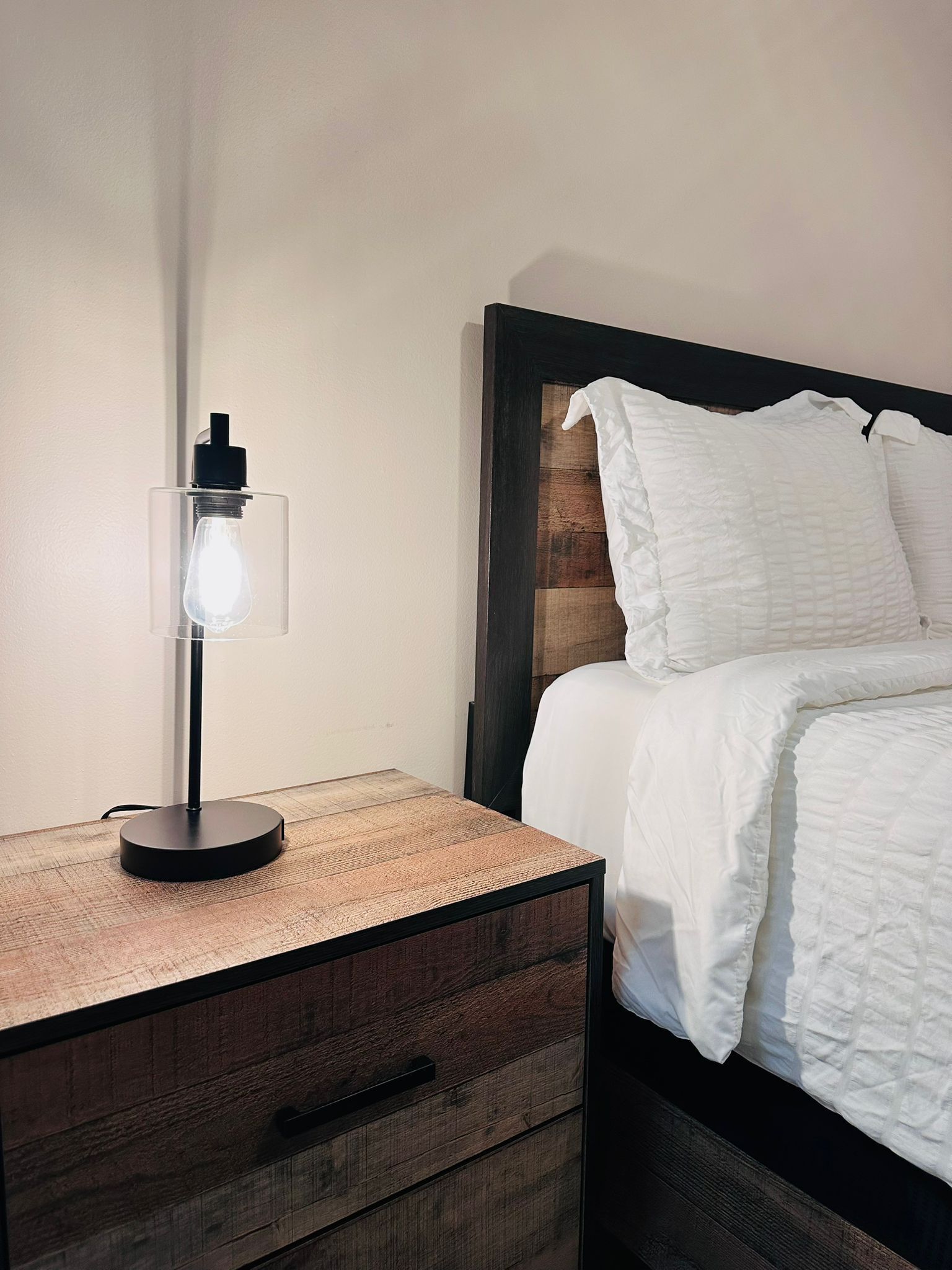 1 habitación, tabla de planchar con plancha, cuna de viaje y wifi 