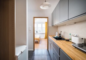 Kühlschrank, Mikrowelle, Herdplatte, Geschirrspüler