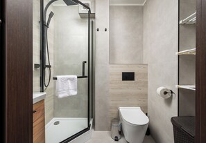 Shower, hair dryer, towels - Park Mirowski Homely Apartment (Warszawa)
