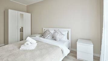 1 dormitorio, tabla de planchar con plancha, wifi y ropa de cama