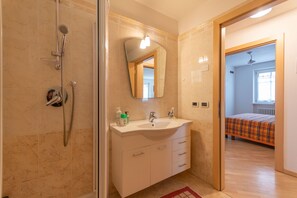 Dusche, Haartrockner, Handtücher