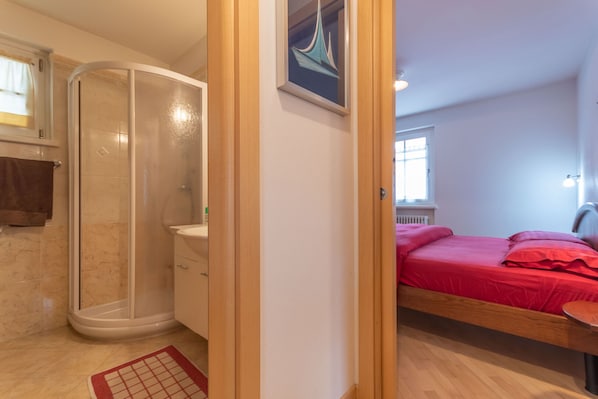 2 bedrooms, bed sheets