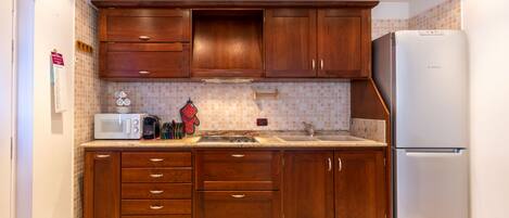 Fridge, microwave, coffee/tea maker, cookware/dishes/utensils