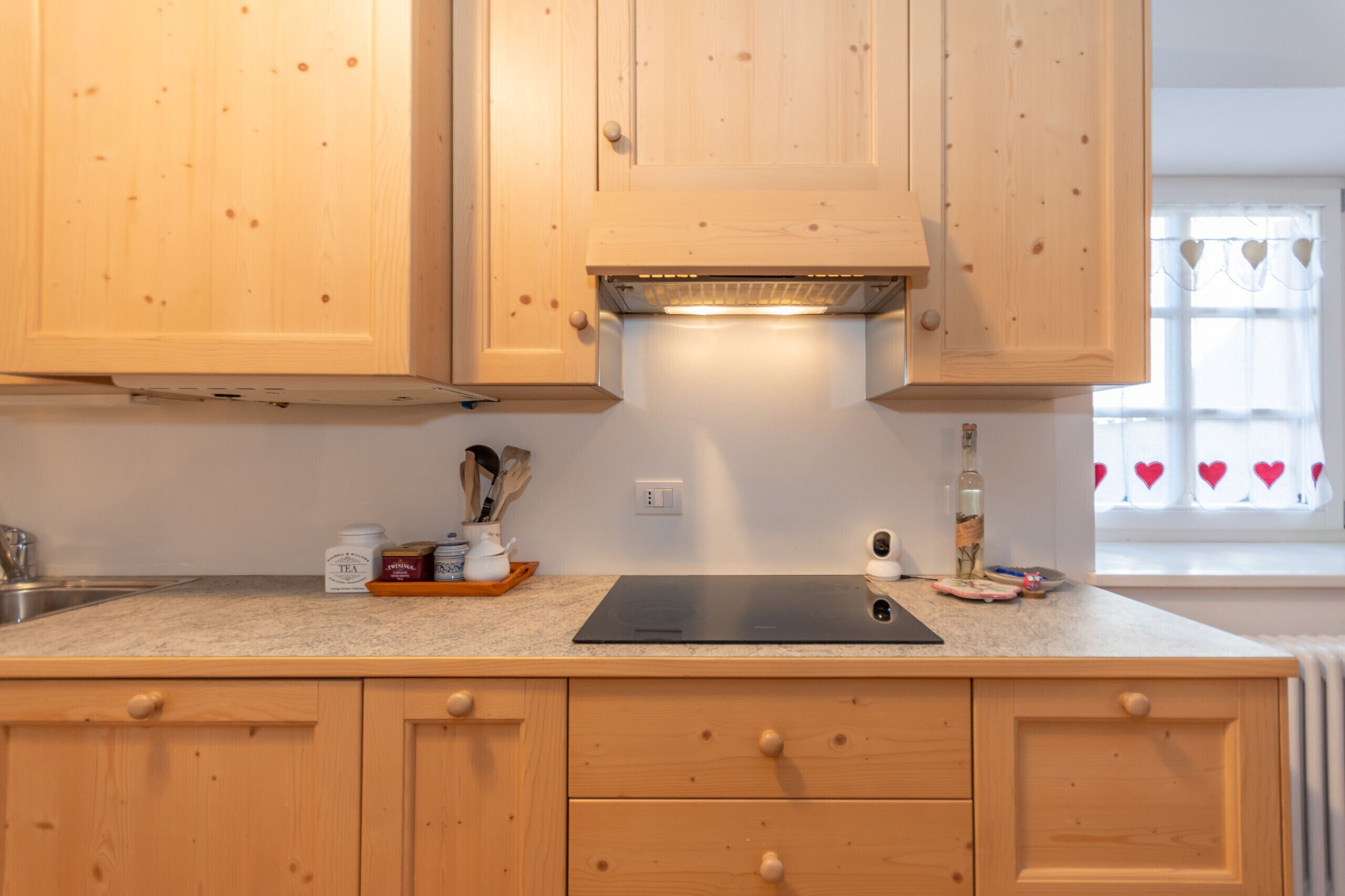 Frigorifero, microonde, lavastoviglie, macchina per tè/caffè