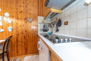 Kühlschrank, Ofen, Wasserkocher mit Kaffee-/Teezubehör, Wasserkocher