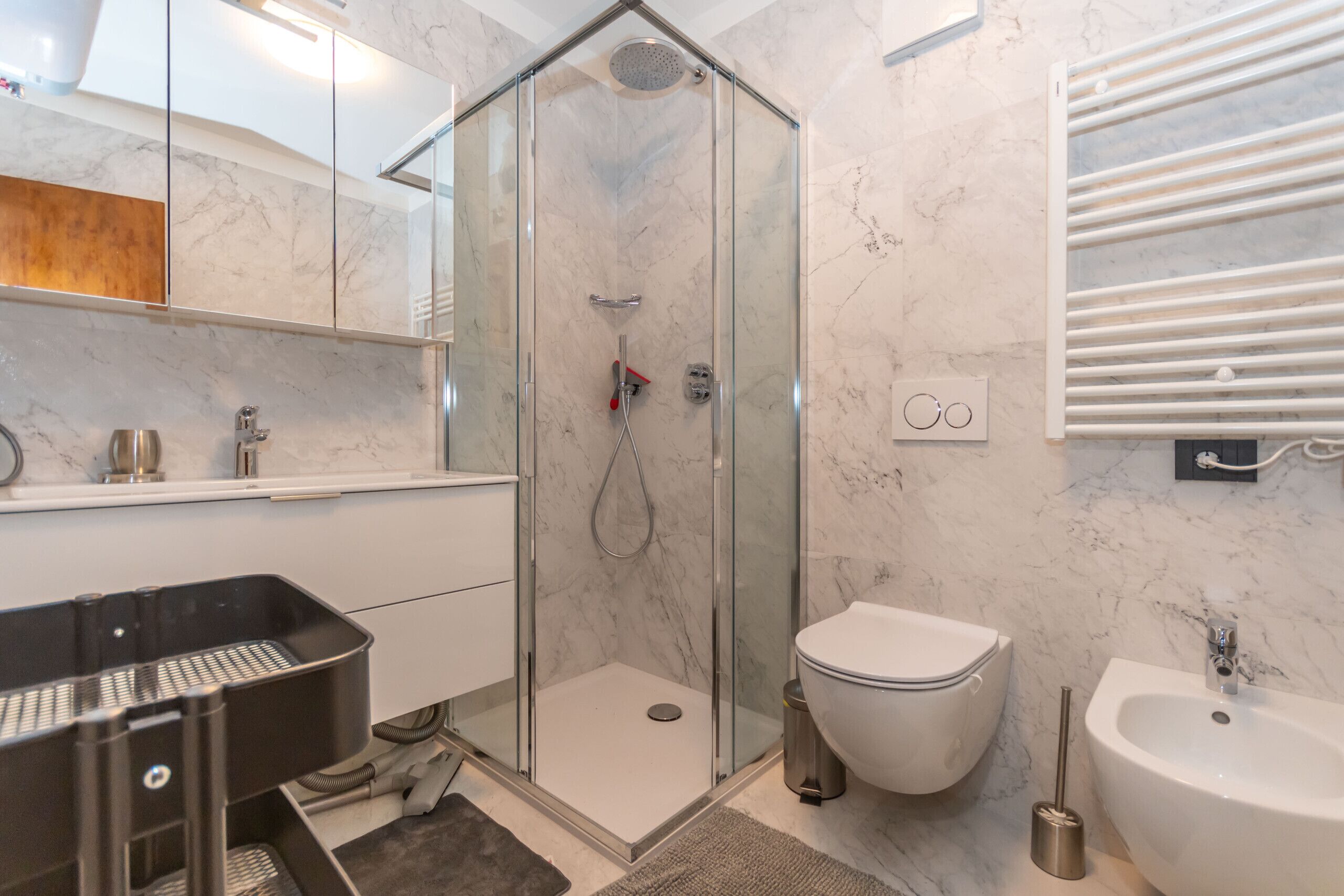 Douche, sèche-cheveux, serviettes fournies