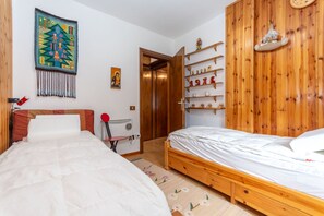 Iron/ironing board, free WiFi, bed sheets