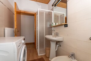 Douche, serviettes fournies