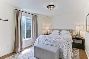 5 habitaciones, escritorio y tabla de planchar con plancha 
