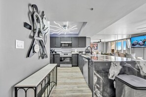 電子レンジ、オーブン、コンロ、食器洗い機