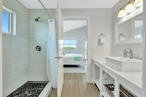 Shower, hair dryer, towels, soap - Bayberry Key: Waterfront Htd Pool, FREE Boat Dockage Sep-Oct Only! (Islamorada)