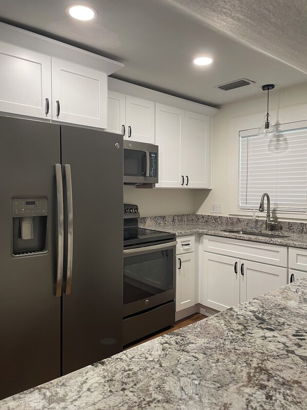 Kühlschrank, Mikrowelle, Ofen, Herdplatte