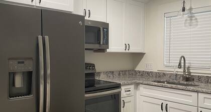 Charming Walkable Attic Bungalow near Lake Eola with Full Kitchen