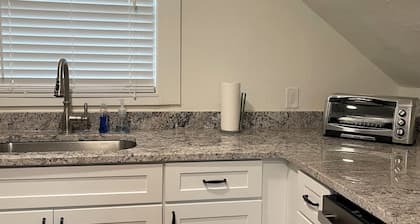 Charming Walkable Attic Bungalow near Lake Eola with Full Kitchen