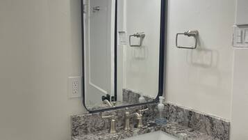 Haartrockner, Handtücher, Seife, Shampoo