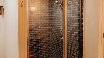 Haartrockner, Handtücher, Toilettenpapier