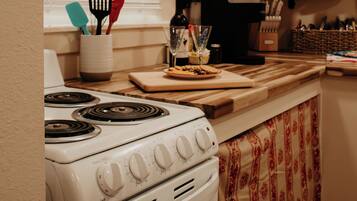 Fridge, oven, stovetop, coffee/tea maker