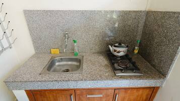 Exclusive Room, Garden View | Private kitchen