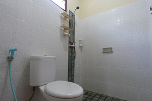 Exclusive Room, Garden View | Bathroom | Free toiletries - Pondok Nuri Homestay (Denpasar)