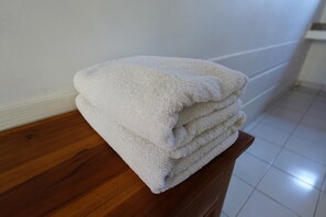 Deluxe Room, Garden View | Bathroom amenities | Free toiletries - Pondok Nuri Homestay (Denpasar)