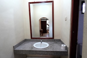 Exclusive Room, Garden View | Bathroom sink - Pondok Nuri Homestay (Denpasar)