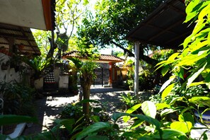 Garden view - Pondok Nuri Homestay (Denpasar)
