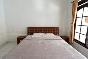 Deluxe Room, Garden View | Desk, laptop workspace, free WiFi - Pondok Nuri Homestay (Denpasar)