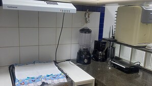 Kjøleskap, mikrobølgeovn, kokeplater og brødrister
