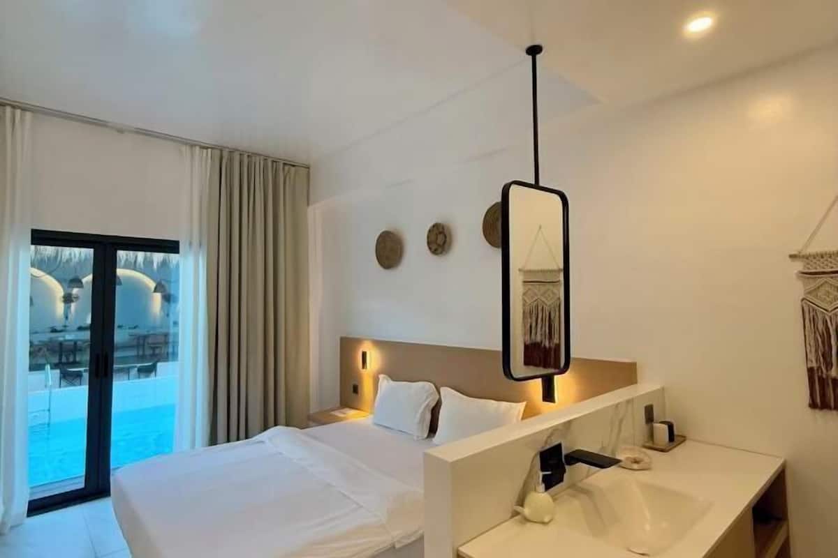 Hypo-allergenic bedding, desk, soundproofing, free WiFi