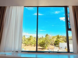 Ropa de cama hipoalergénica, escritorio y sistema de insonorización 