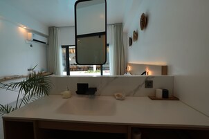 Ducha, artículos de tocador gratuitos, secador de pelo, bidet