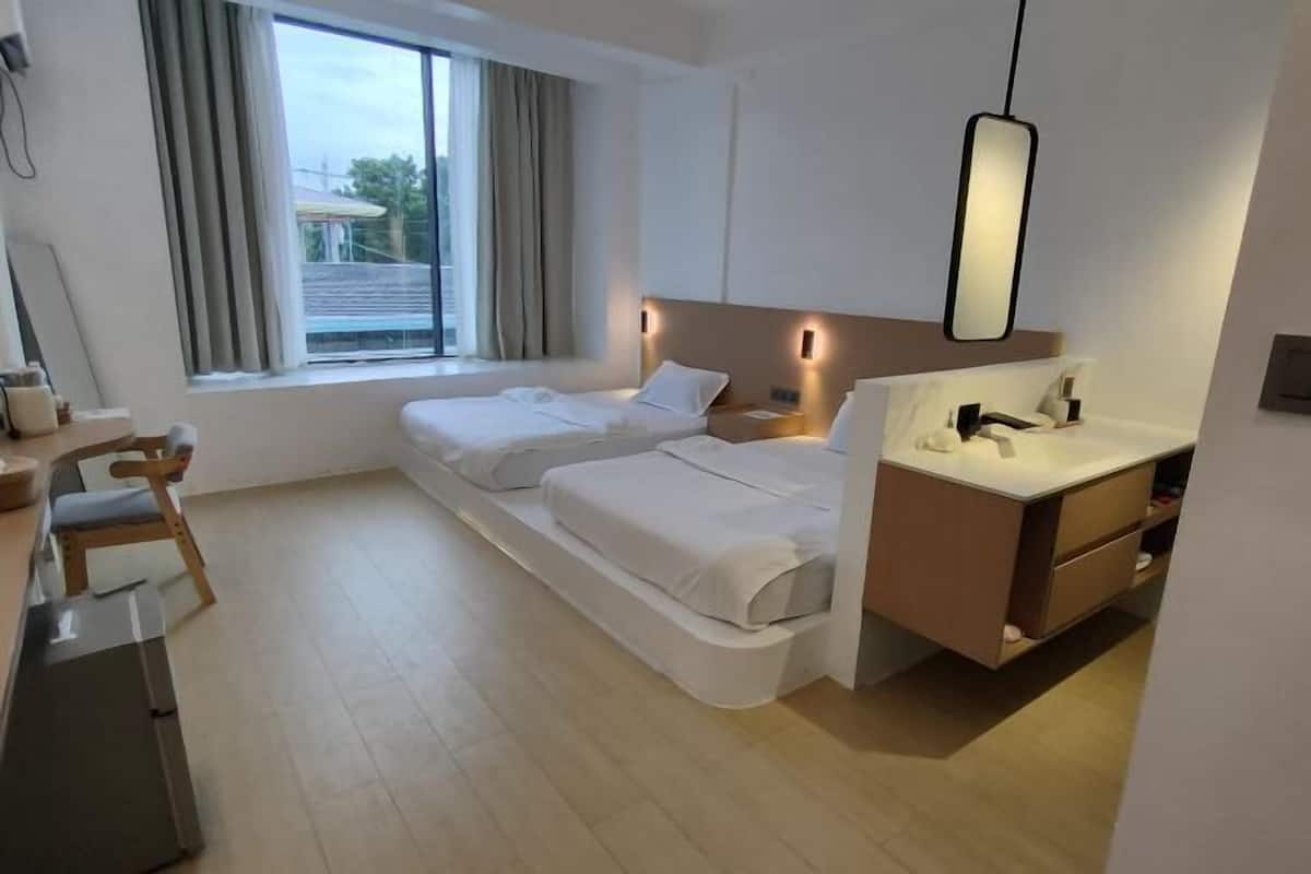 Hypo-allergenic bedding, desk, soundproofing, free WiFi