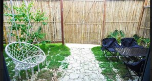 Deluxe Room, Multiple Beds, Garden View, Garden Area | Living area